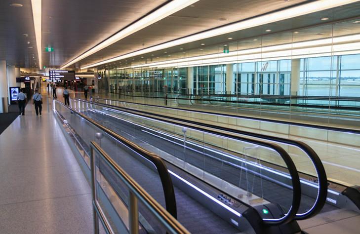 spostamento del travelator nel passaggio sopraelevato moving travelator in the overhead passage